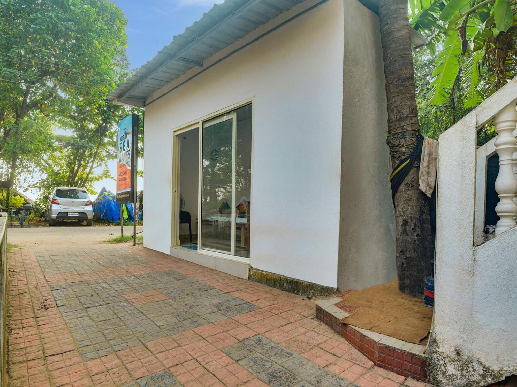 Hotel Collection O Morjim Sea Wave Exterior foto