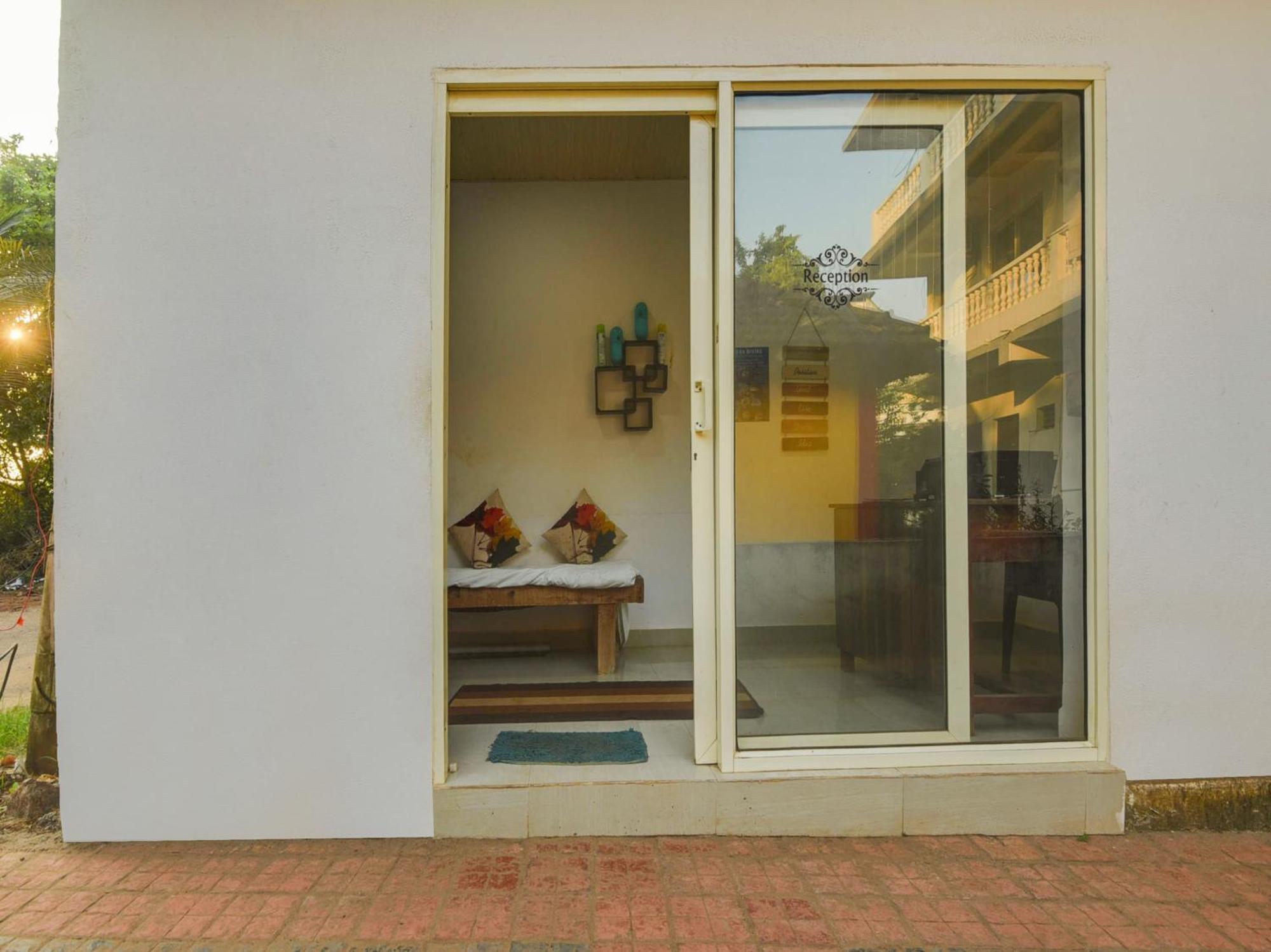 Hotel Collection O Morjim Sea Wave Exterior foto